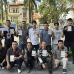 Cầm visa trên tay - Anh em bay đến Romania